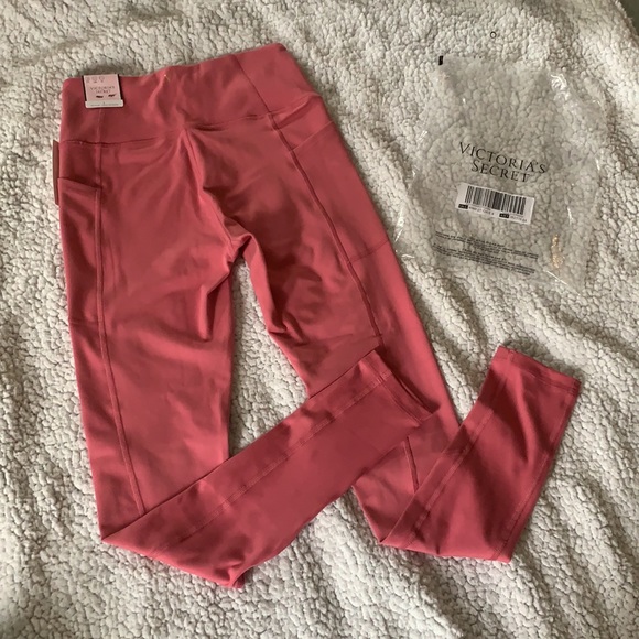 NWT! VS incredible essential legging - Picture 5 of 11